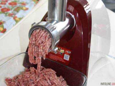В Конотопе спасали женщину, руку которой зажало в мясорубке