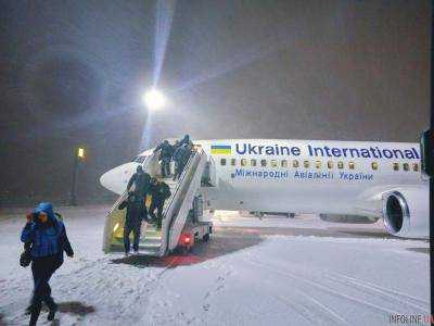 Непогода в "Борисполе": снег убирают, но некоторые рейсы задерживаются
