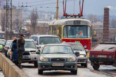 ДТП в Днепре: из-за аварии горожане шли пешком через мост