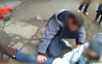 В Днепре пьяные родители лежали на тротуаре, а ребенок бегал у дороги. Видео