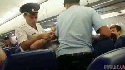 Не хочу сидеть в экономе с этими дебилами! Пьяная 21-летняя крымчанка устроила бойню в самолете.Видео