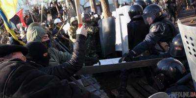 В результате столкновений в Октябрьским дворцом пострадали 32 правоохранителя