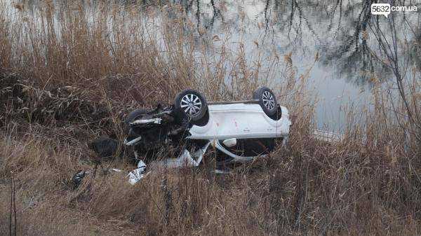 На Днепропетровщине автомобиль упал с дамбы