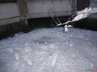 Киевлянин, убегая от вооруженного соседа, прыгнул с 7 этажа и выжил