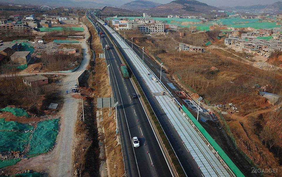 Девушка запуталась на развязке и парализовала движение