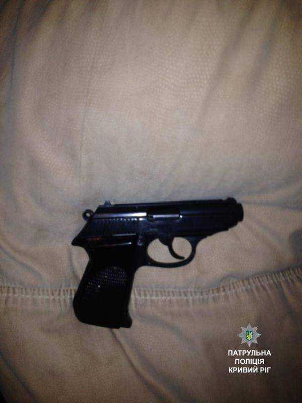 В Кривом Роге пьяный депутат стрелял с балкона