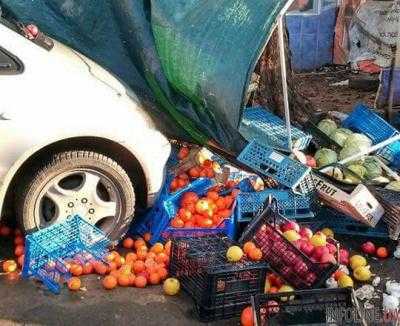 Авто въехало в торговую палатку в центре Ужгорода: три человека пострадали