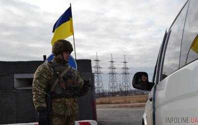 На пунктах пропуска в зоне АТО в очередях застряли более 400 авто