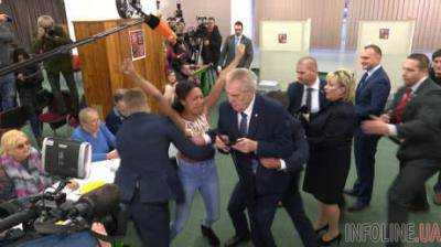 Полуобнаженная активистка Femen набросилась на Земана на избирательном участке.Видео