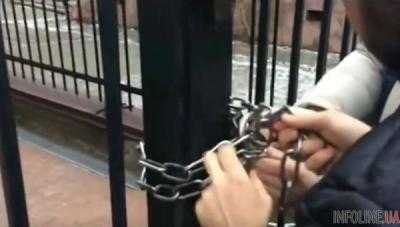 Активисты повесили замок на Российский центр науки в Киеве