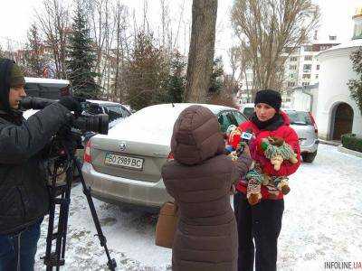 Окровавленные куклы и потасовка: в Тернополе украинцы атаковали храм МП. Фото
