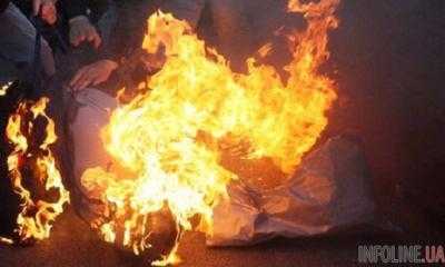 Член «Единой России» написал Путину письмо и публично совершил акт самосожжения.Видео