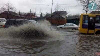 На 83%: Одесса уходит под воду, машины тонут, кадры погодного Армагеддона.Видео