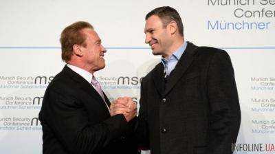 Кличко и Шварцнеггер не поделили крендель на вечеринке в Австрии