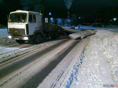 В Запорожье из фуры на полном ходу выпала большая бетонная плита.Видео