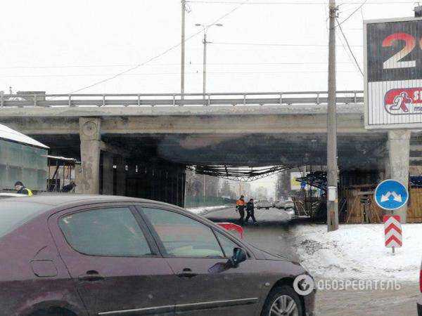 В Киеве обрушилась часть моста