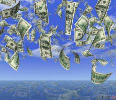 Дорогу после ДТП засыпали доллары: первые фото