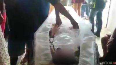 Родители остановили похороны, когда их дочь в гробу пошевелила пальцем. Видео