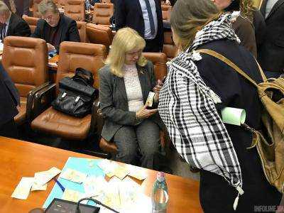 Авто вместо лечения: депутатке-попрошайке устроили "дождь позора"