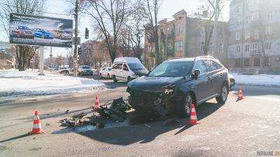 В Днепр на улице Шмидта столкнулась Lexus и маршрутка: в салоне авто находился ребенок