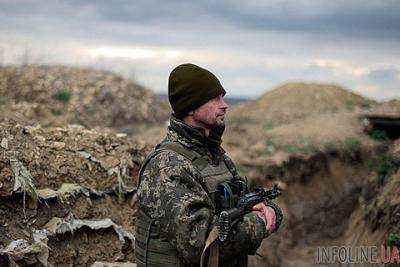 За сутки четверо военных получили ранения