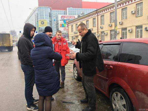 В Днепре возле «Озерки» герой парковки перекрыл выезд и отбивался от недовольных монтировкой