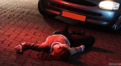 Водитель переехал упавшую на переходе женщину.Видео 18+
