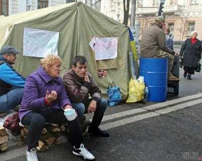 Правоохранители обнаружили оружие в палаточном городке возле ВР