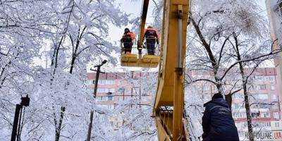 Без света из-за непогоды в Украине остались 174 городов и сел