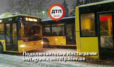 Киев. Из-за ДТП остановилось движение троллейбусов с Троещины до метро "Дарница"