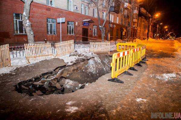 В Днепре посреди дороги провалился асфальт