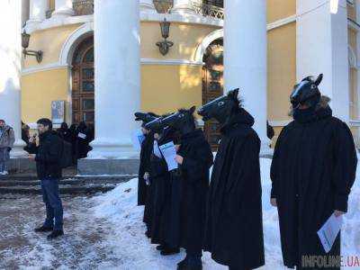 Центр Києва заполонили люди в чорному: кадри того, що відбувається