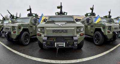 В Киеве перевернулся военный бронеавтомобиль "Кугуар"