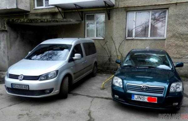 Вночі у Берегові розбили скло на 9-ти автомобілях з угорськими номерами