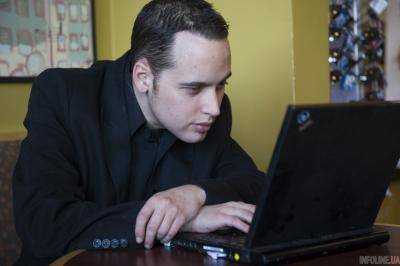 Умер хакер, который выдал информатора WikiLeaks Челси Мэннинг