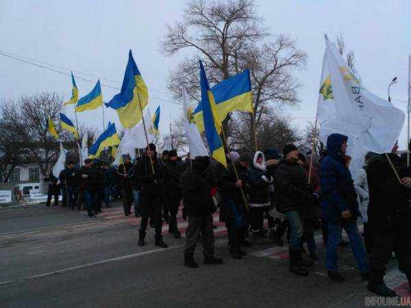 По всей Украине перекрывают дороги и трассы. Что происходит