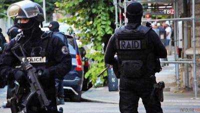 Мужчина во Франции открыл стрельбу и взял заложников в супермаркете