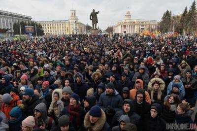Митинг в Кемерово продолжается: люди требуют отставки Путина и ищут погибших