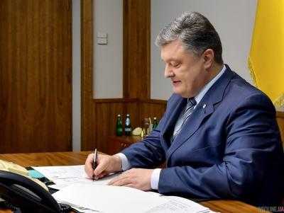 Порошенко уволил двух членов НКРЭКУ