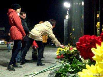 Пожар в Кемерово: к посольству РФ в Киеве второй день сносят цветы, игрушки и свечи.Видео