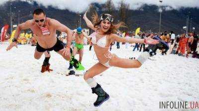 В России тысячи спортсменов заставили раздеться на морозе, появились фото