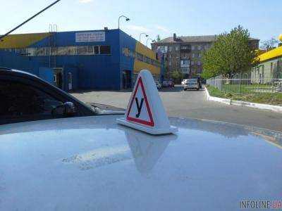 В Киеве учебный автомобиль врезался в столб, есть пострадавший
