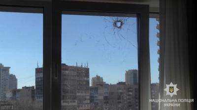 В Киеве открыли огонь по жилому дому, к месту ЧП съехалась полиция
