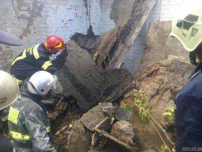 У Вінниці обвалився готель, під завалами опинилися люди