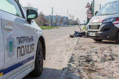 В Днепре возле футбольного поля нашли труп мужчины. Фото 18+