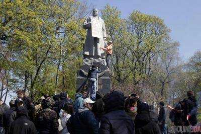 В Киеве возле памятника Ватутину пожилая женщина получила ожог глаз