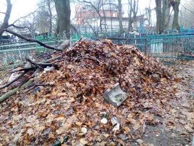 На столичном кладбище могилы засыпали мусором и подожгли, люди в гневе: кадры беспредела