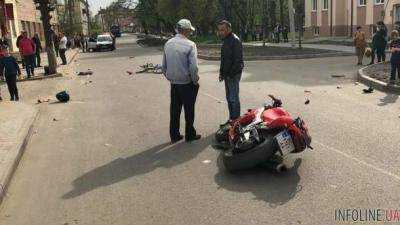 Во Львовской области мотоциклист въехал в толпу людей, пострадали пять человек. Шокирующее видео