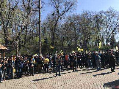 В центре Киева сотни полицейских и дым, решается судьба аферы Гройсмана