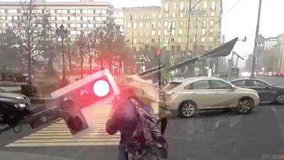 В Москве ураган повалил сотни деревьев, погиб ребенок